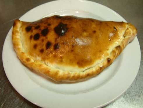 Goldbraun gebackene Calzone, die geschlossene Pizza der Pizzeria Grottino