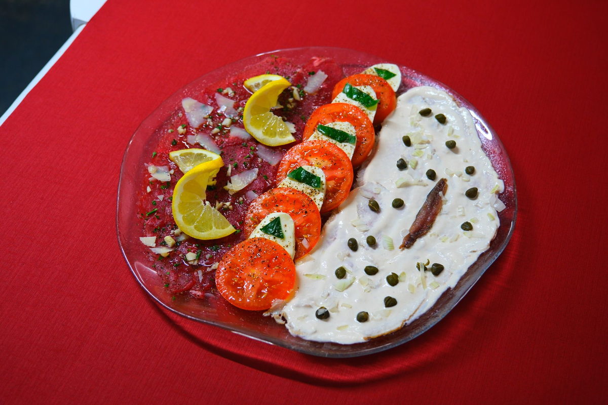 Carpaccio vom Rind mit Zitrone und Kapern, angerichtet in der Pizzeria Grottino