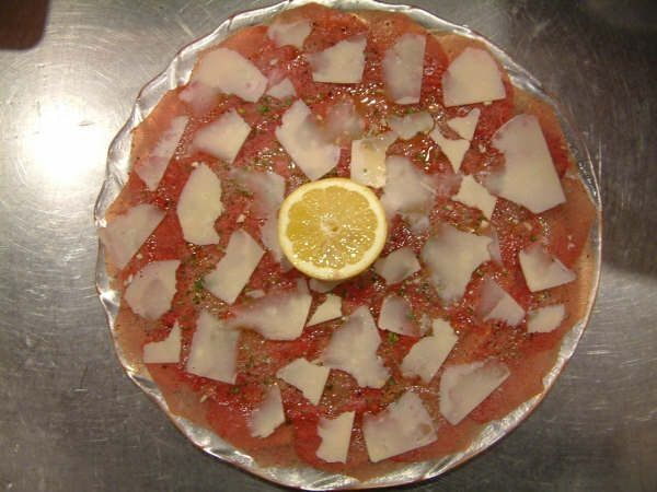 Carpaccio vom Rind mit Hartkäsespänen und Zitrone