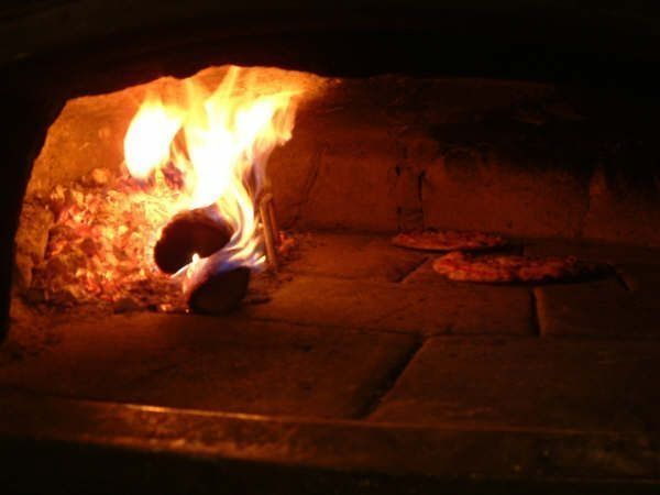 Offenes Feuer im Holzofen der Pizzeria Grottino