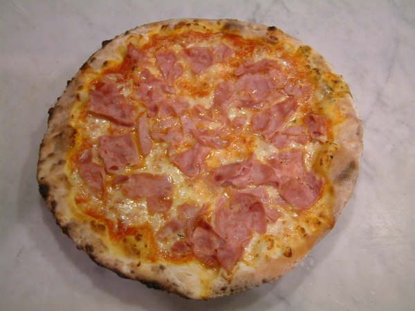 Pizza Prosciutto mit Vorderschinken aus dem Holzofen