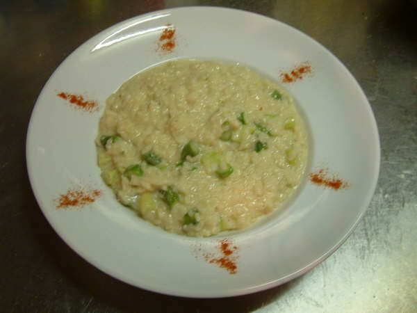 Risotto mit Zucchetti und Kräutern auf weissem Teller