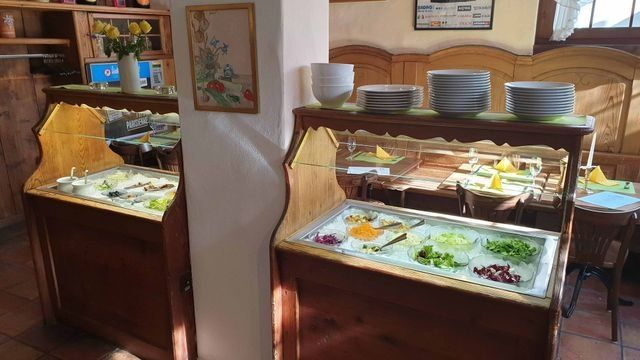 Salatbuffet der Pizzeria Grottino mit frischen Salaten in Kühlvitrinen