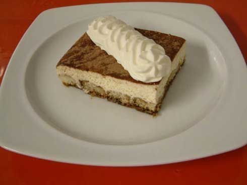 Hausgemachtes Tiramisu mit Rahmhaube und Kakao