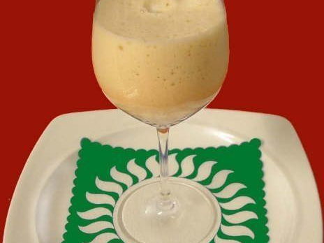 Zabaione im Glas mit Cocktailkirsche als Dessert